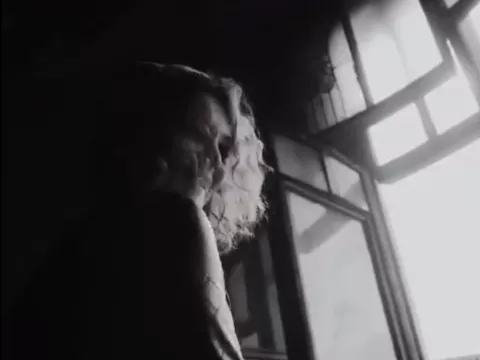 Танцующая девушка